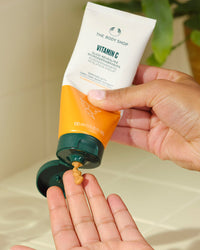 The Body Shop Vitamin C Glow Revealing Microdermabrasion 100 ML