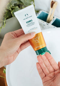 The Body Shop Vitamin C Glow Cleansing Polish 100ml